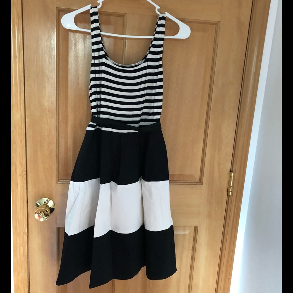 Beautiful black and white dress!